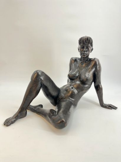 Brons kunstwerk: jong zittend meisje